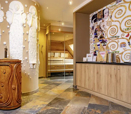 Beautyabteilung im Jugendstilhotel Bellevue mit weißen Frauenskulpturen an der Wand