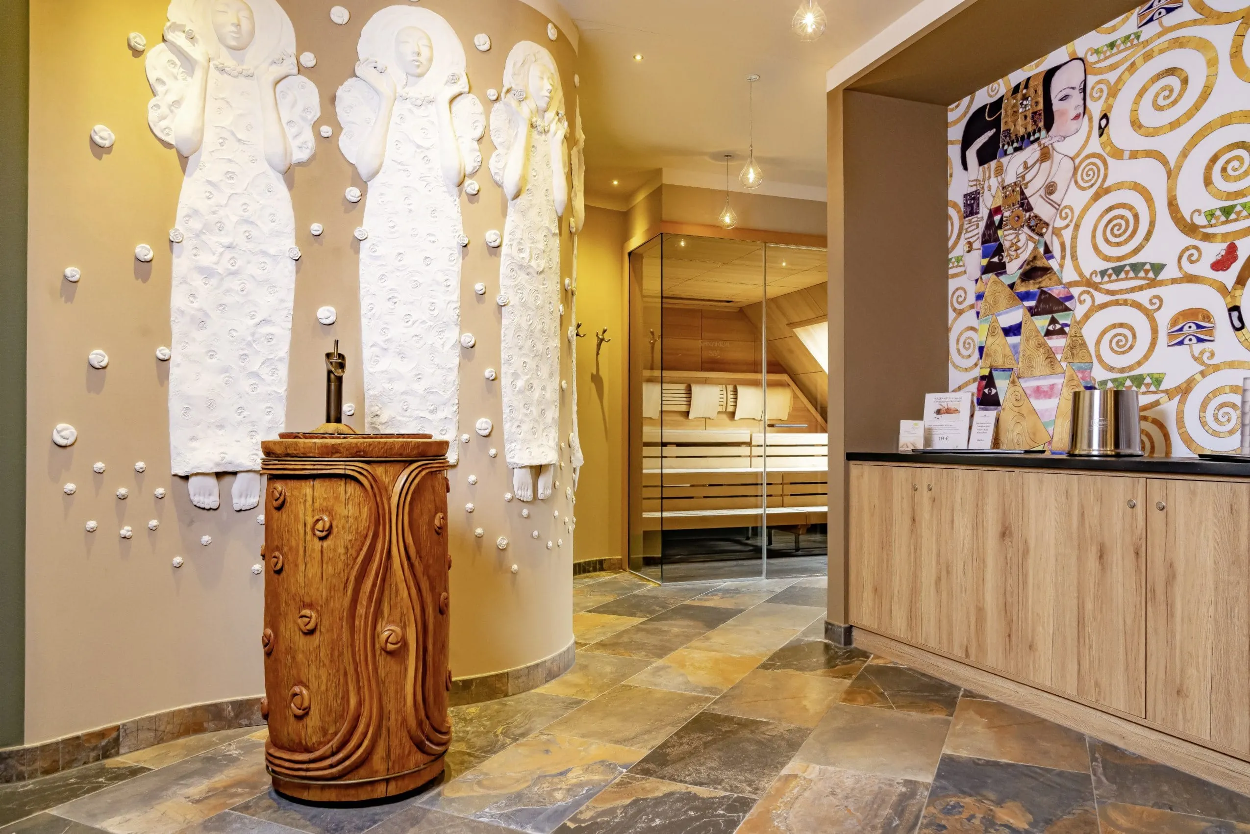 Beautyabteilung im Jugendstilhotel Bellevue mit wei&szlig;en Frauenskulpturen an der Wand