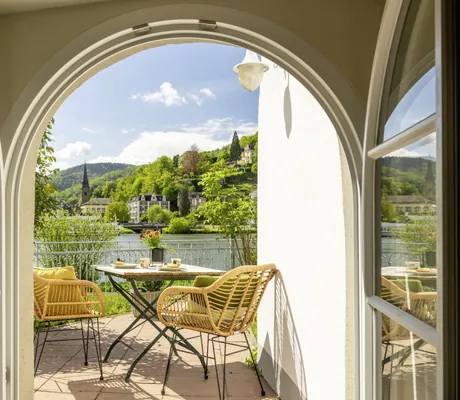 Balkon mit Korbstühlen im Jugendstilhotel Bellevue mit Blick auf die Mosel