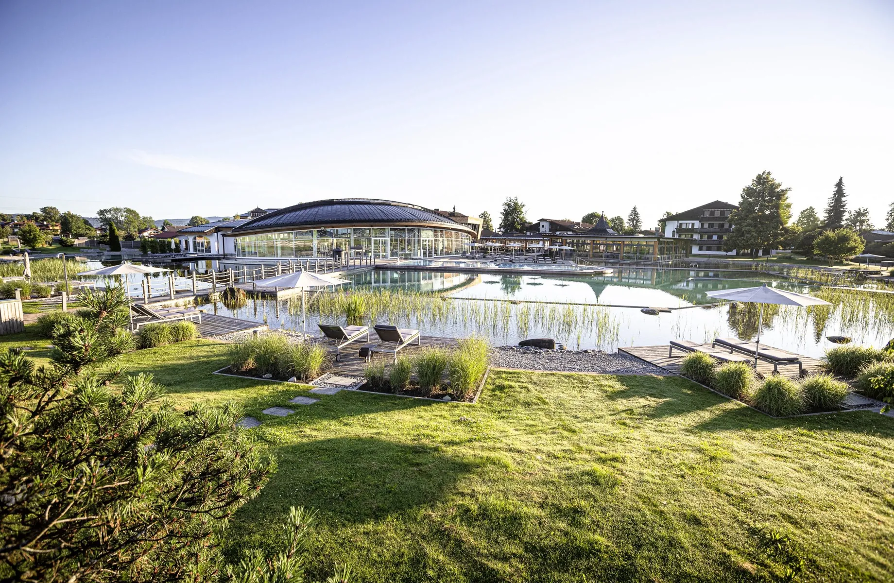 Gesamtansicht des Das König Ludwig Inspiration SPA über die Wasserwelt mit Schwanensee und Ruheliegen