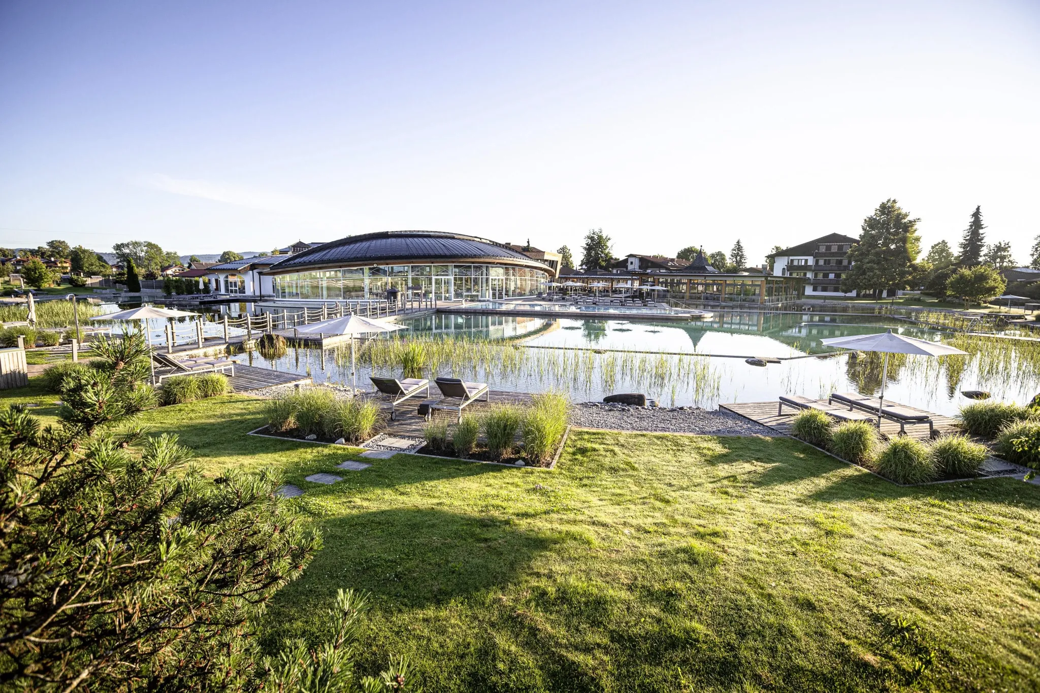 Gesamtansicht des Das König Ludwig Inspiration SPA über die Wasserwelt mit Schwanensee und Ruheliegen