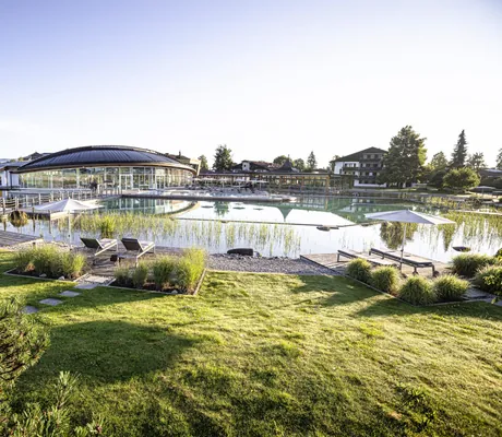 Gesamtansicht des Das König Ludwig Inspiration SPA über die Wasserwelt mit Schwanensee und Ruheliegen
