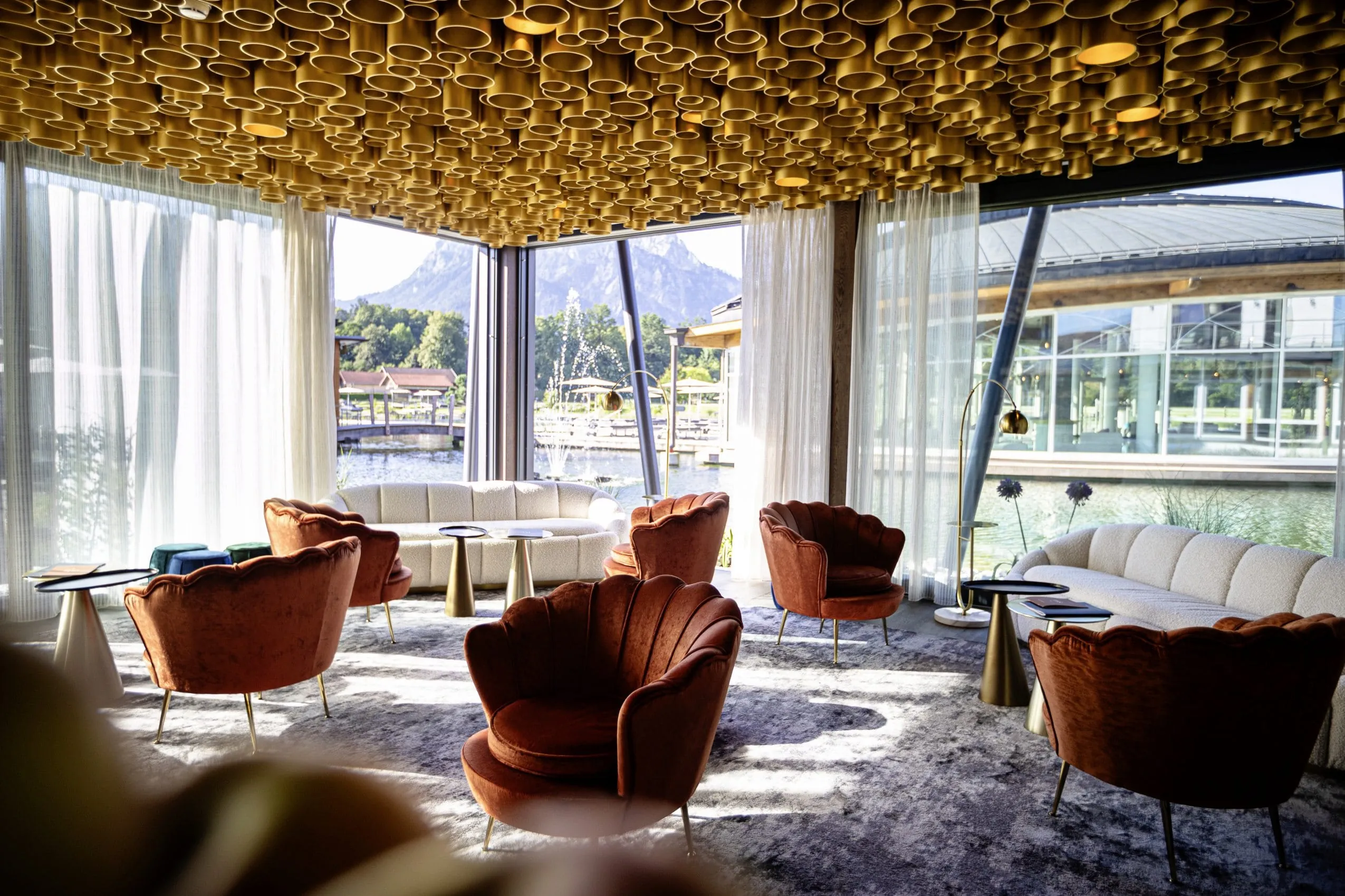 Spa-Relax-Raum Goldst&uuml;ck im Das K&ouml;nig Ludwig Inspiration SPA mit goldenen R&ouml;hren an der Decke und Sesseln in Muschelform