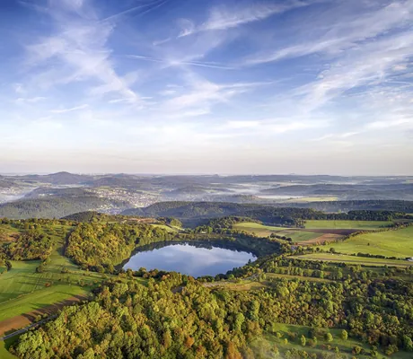 Kratersee in der Eifellandschaft rund um Michels Wohlfühlhotel