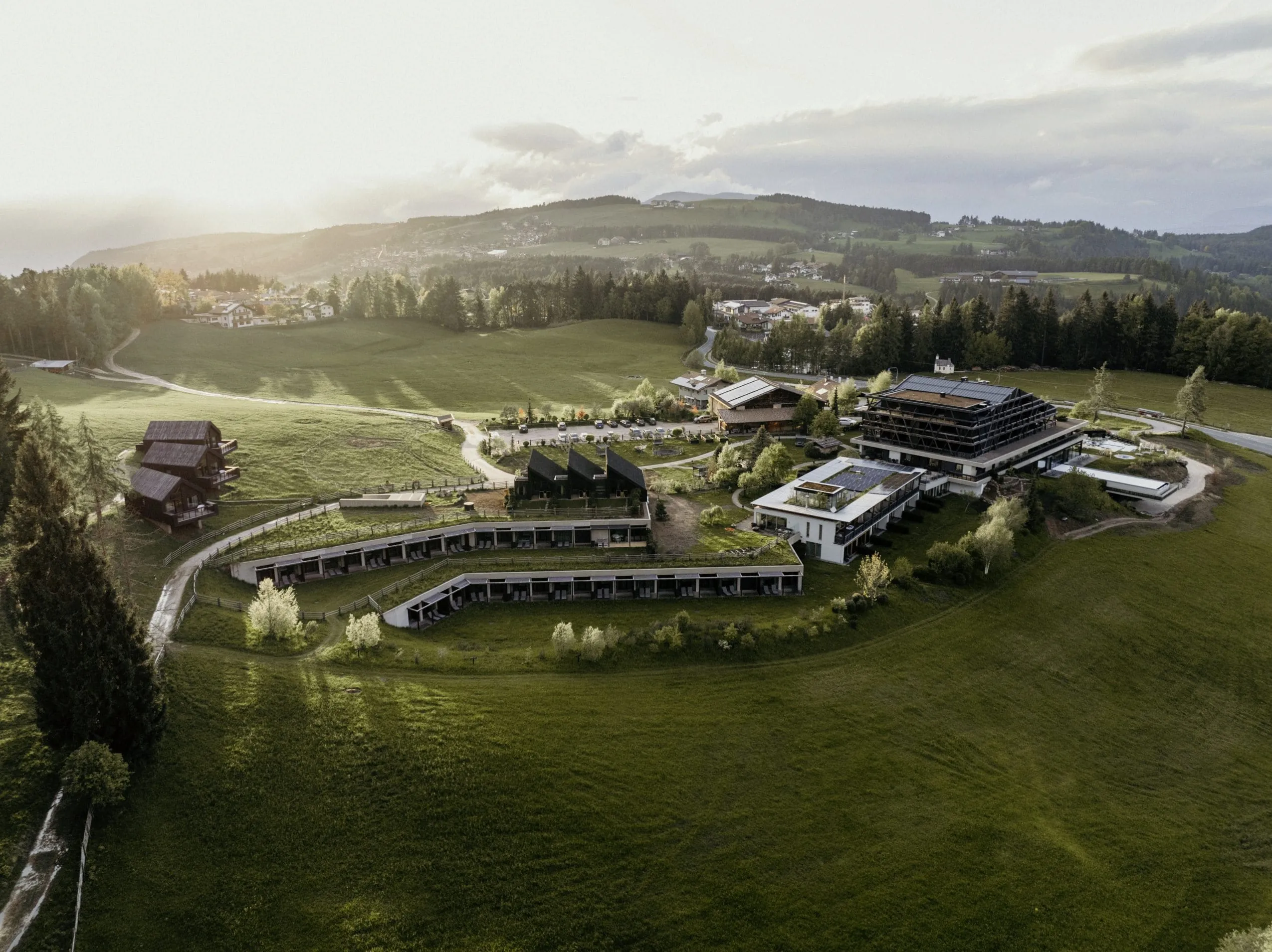 Gesamtansicht des Hotel Pfösl mit Blick auf Deutschnofen