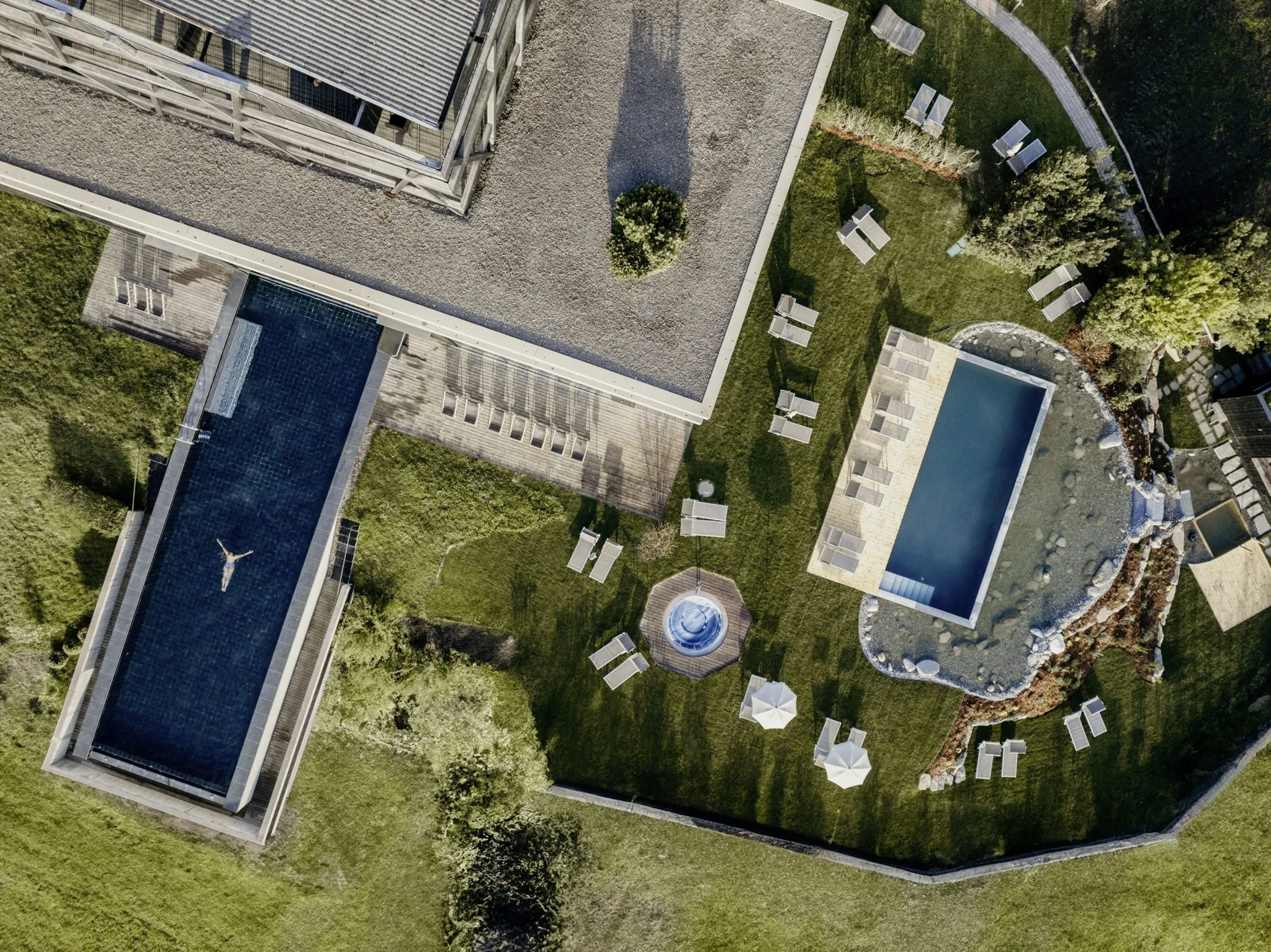 Wasserwelt des Hotel Pfösl mit zwei Außenpools und Whirlpool von oben
