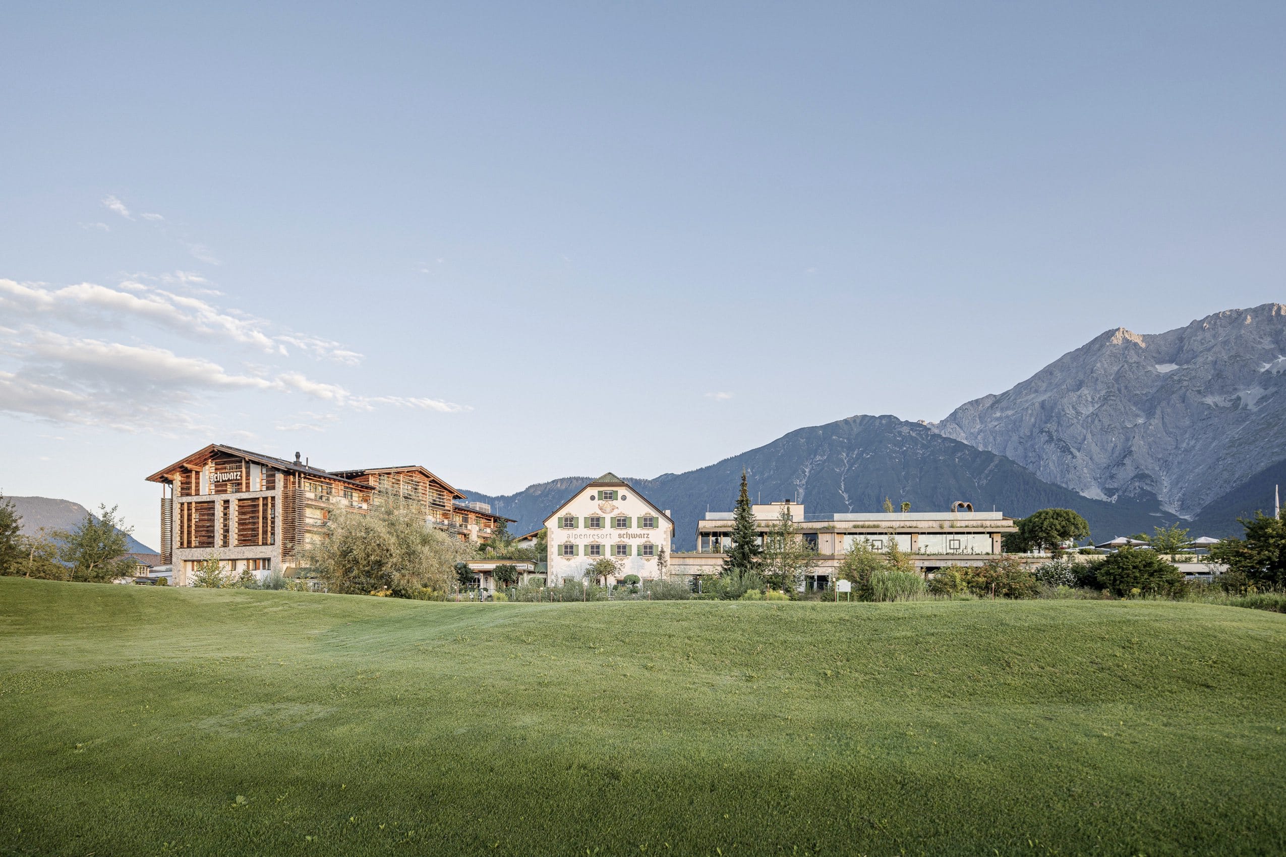 Gesamtansicht des Alpenresort Schwarz mit traditionellem Haupthaus und Neubau