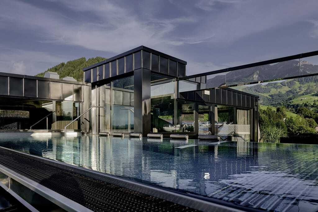 Outdoorpool mit Whirlliegen und Blick auf Dachkonstruktion von die Hochkönigin