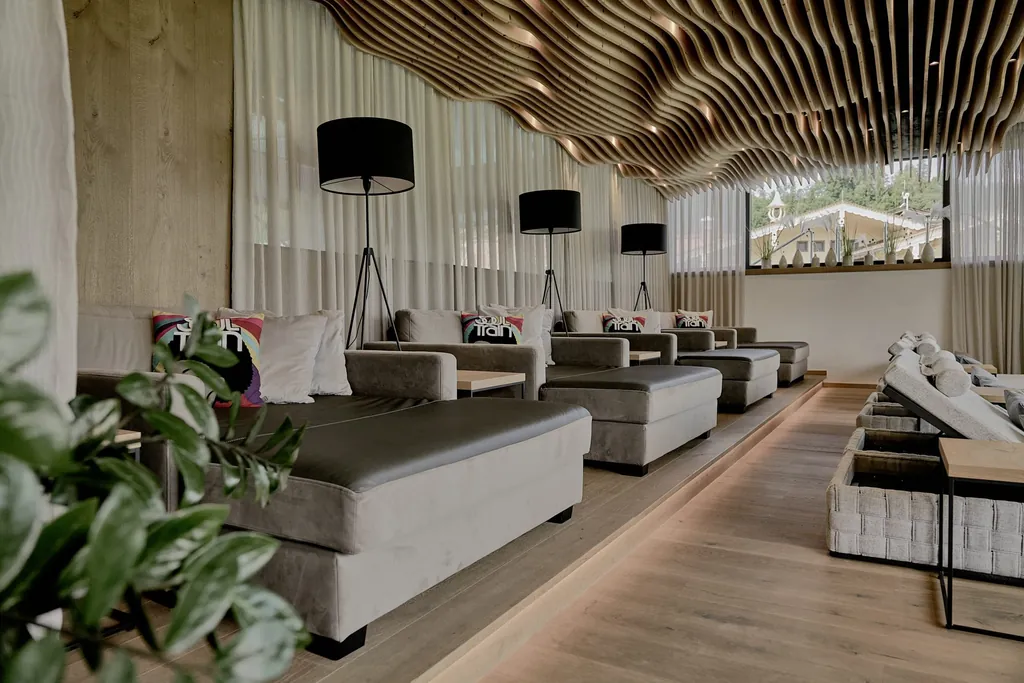 Ruheliegen im Ruheraum des Hotel die Hochkönigin mit wellenförmig geschwungener Holzdecke