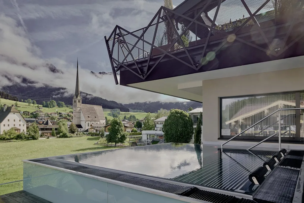 Whirlpool im Hotel die Hochkönigin mit Blick auf die Kirche von Maria Alm