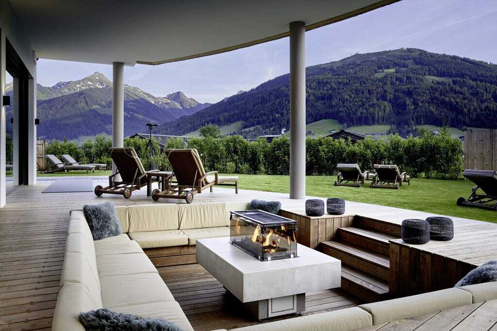 Gemütliche Lounges und Liegen inklusive Feuerstelle laden auf der gemütlichen Terrasse des Böglerhofs zum Verweilen und Entspannen bis in die späten Abendstunden ein.