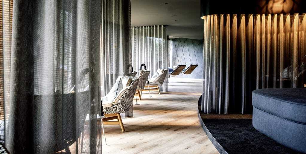 Ruheraum des Wellnesshotels Jungbrunn in Triol mit gemütlichen Hängeliegen, Sesseln und Daybeds.