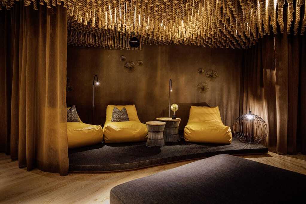 Ayurvedischer Ruhebereich mit sanften Erdtönen und natürlichen Materialien im Tiroler Wellnesshotel Jungbrunn