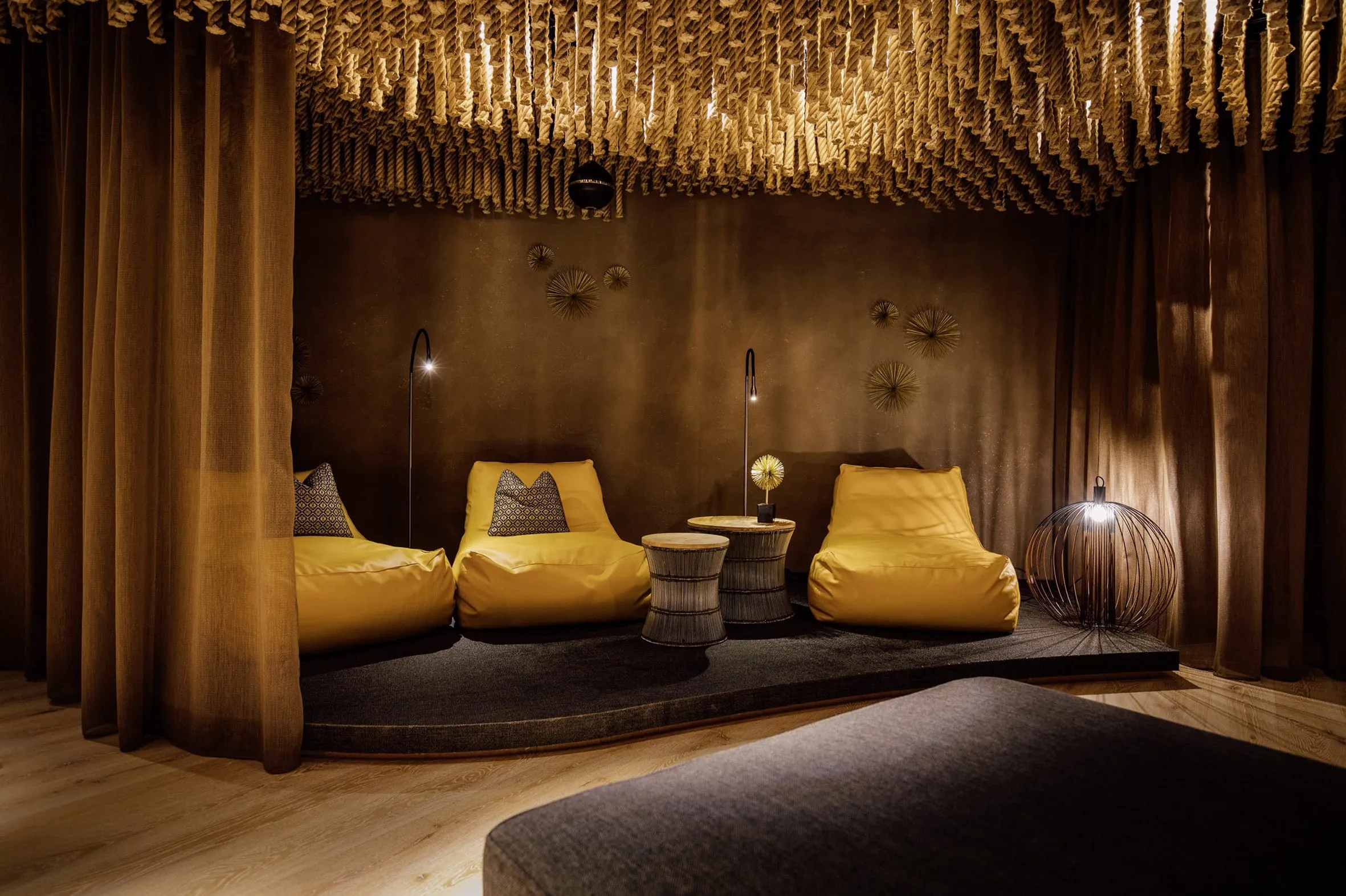 Ayurvedischer Ruhebereich mit sanften Erdt&ouml;nen und nat&uuml;rlichen Materialien im Tiroler Wellnesshotel Jungbrunn