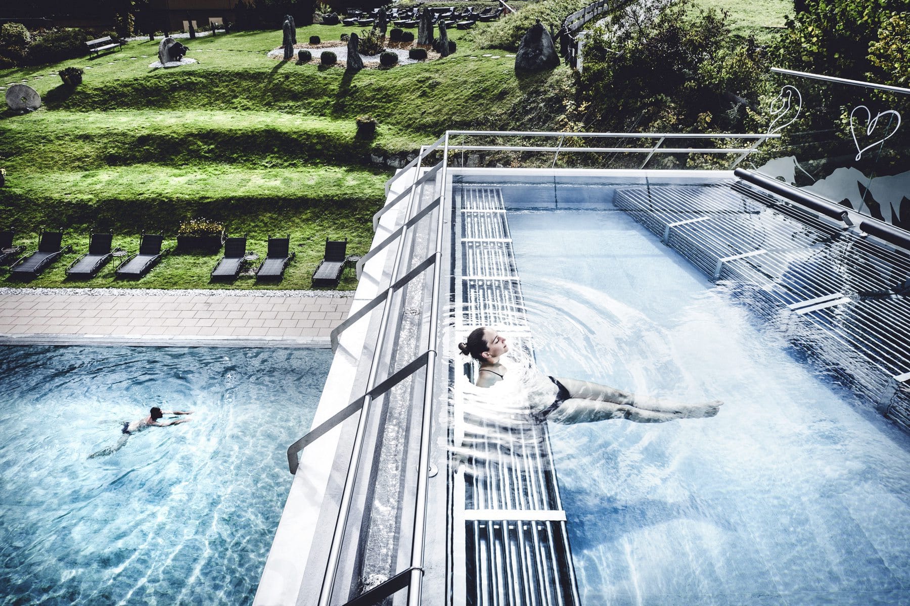 Dachpool und Außenpool des Wellnesshotels Klosterbräu in Tirol.