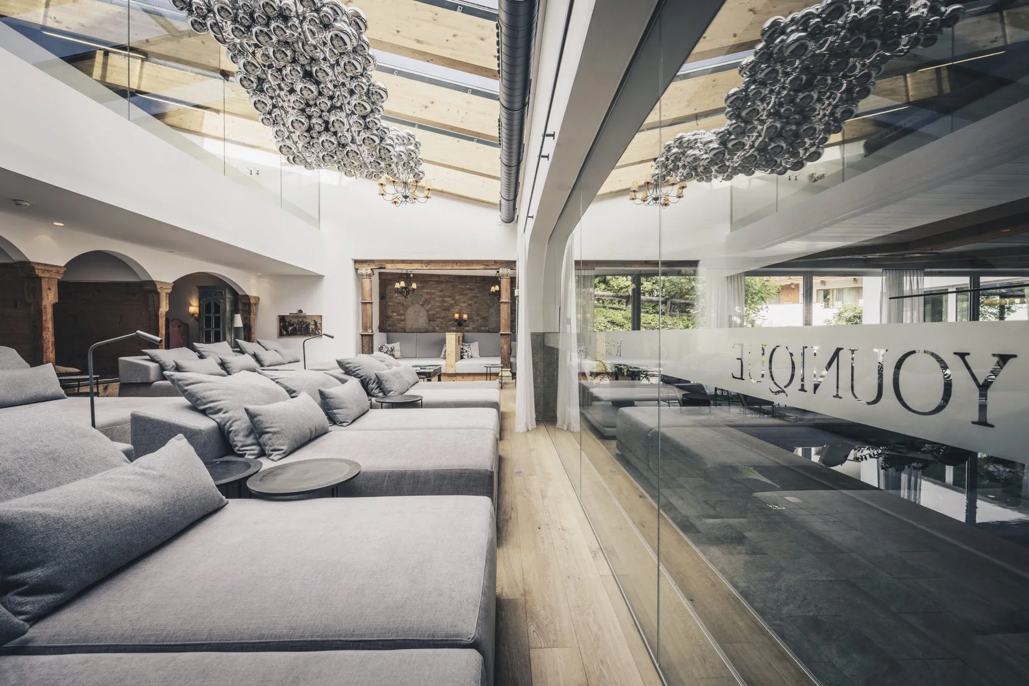 Moderne, bequem gepolsterte R&eacute;cami&egrave;ren bieten im Ruheraum des Wellnesshotels Klosterbr&auml;u M&ouml;glichkeit zur Entspannung.