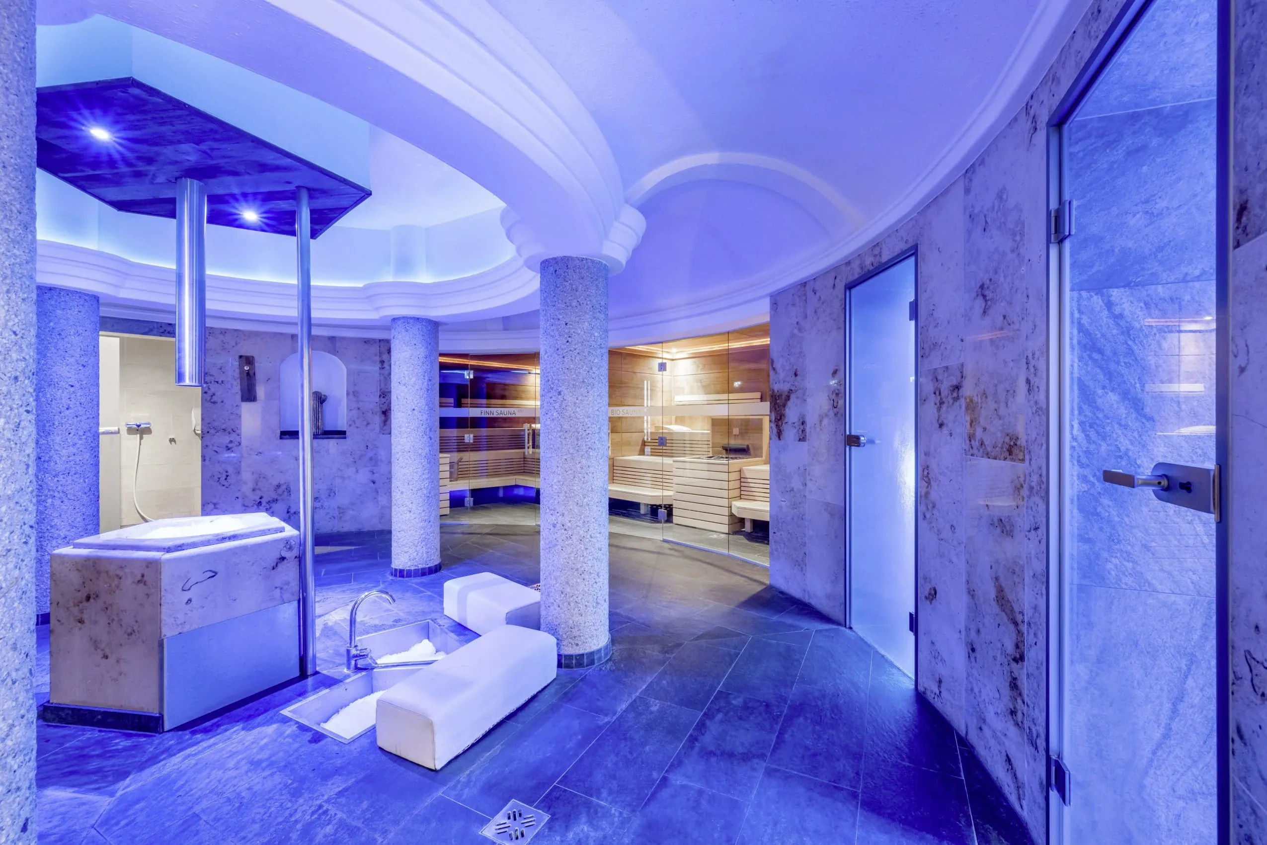 Wellnessbereich des L&auml;rchenhofs in edeler Marmoroptik mit zahlreichen Saunen und Dampfb&auml;dern.