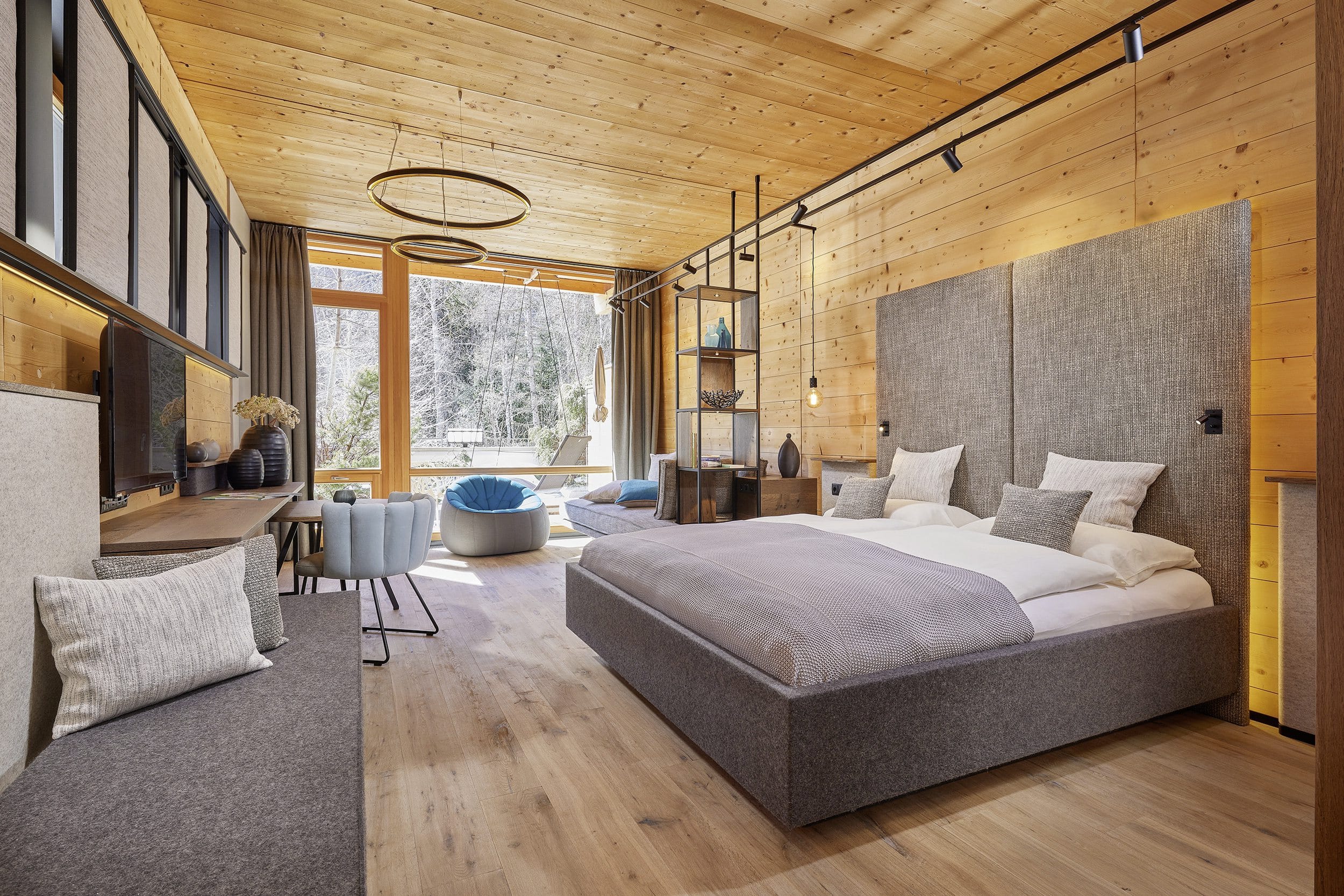 Weiträumiges, modernes Hotelzimmer mit vielen Holzelementen im Naturhotel Waldklause.