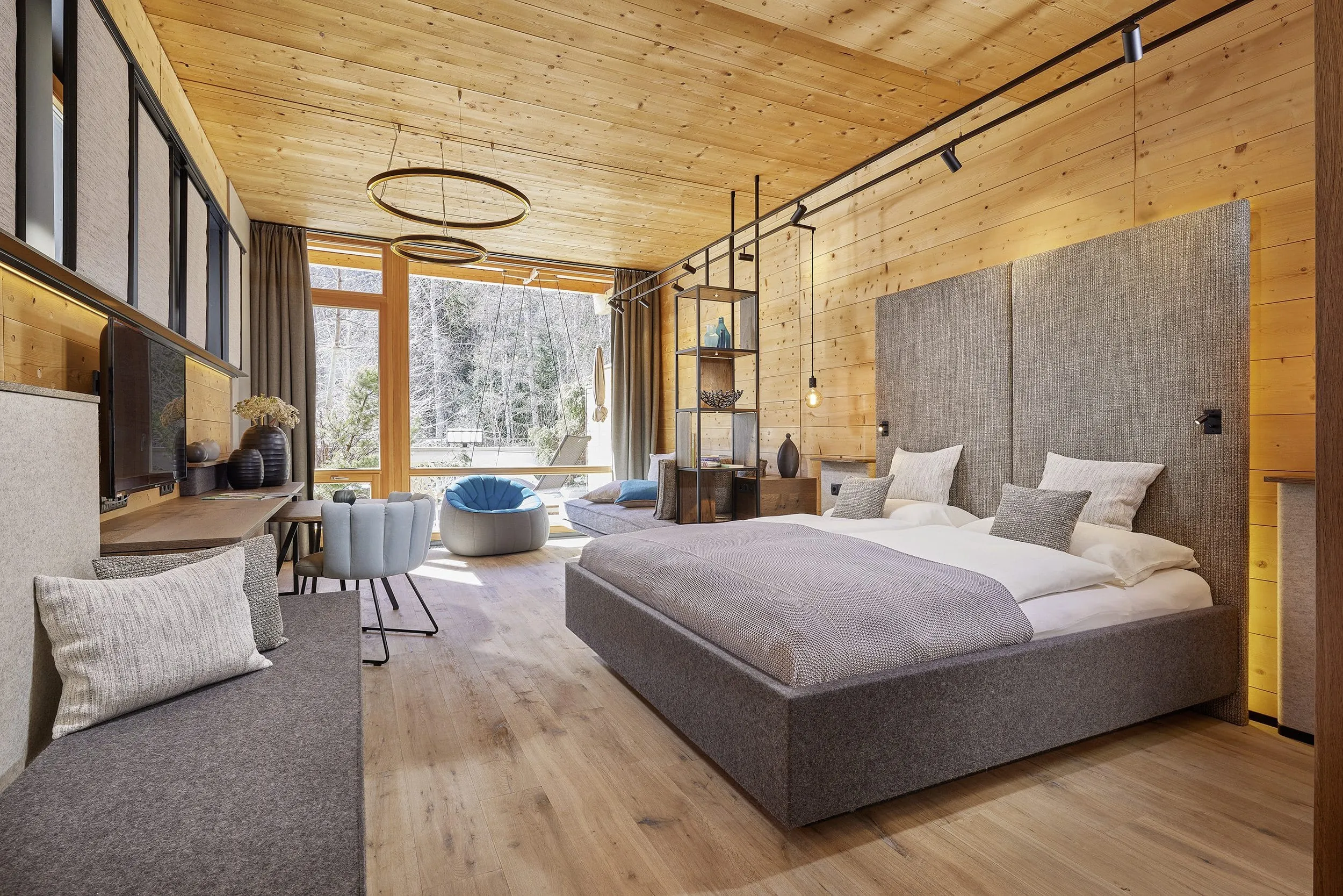 Weitr&auml;umiges, modernes Hotelzimmer mit vielen Holzelementen im Naturhotel Waldklause.