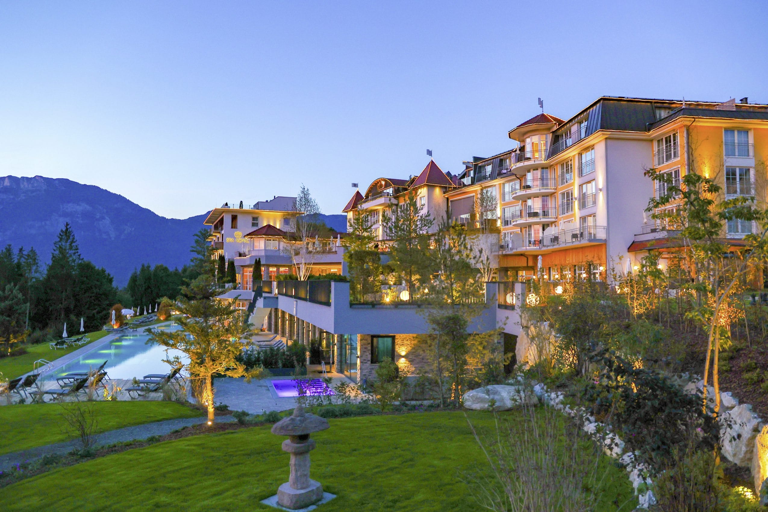Außenansicht des Wellnesshotels Panorama Royal bei Dämmerung.