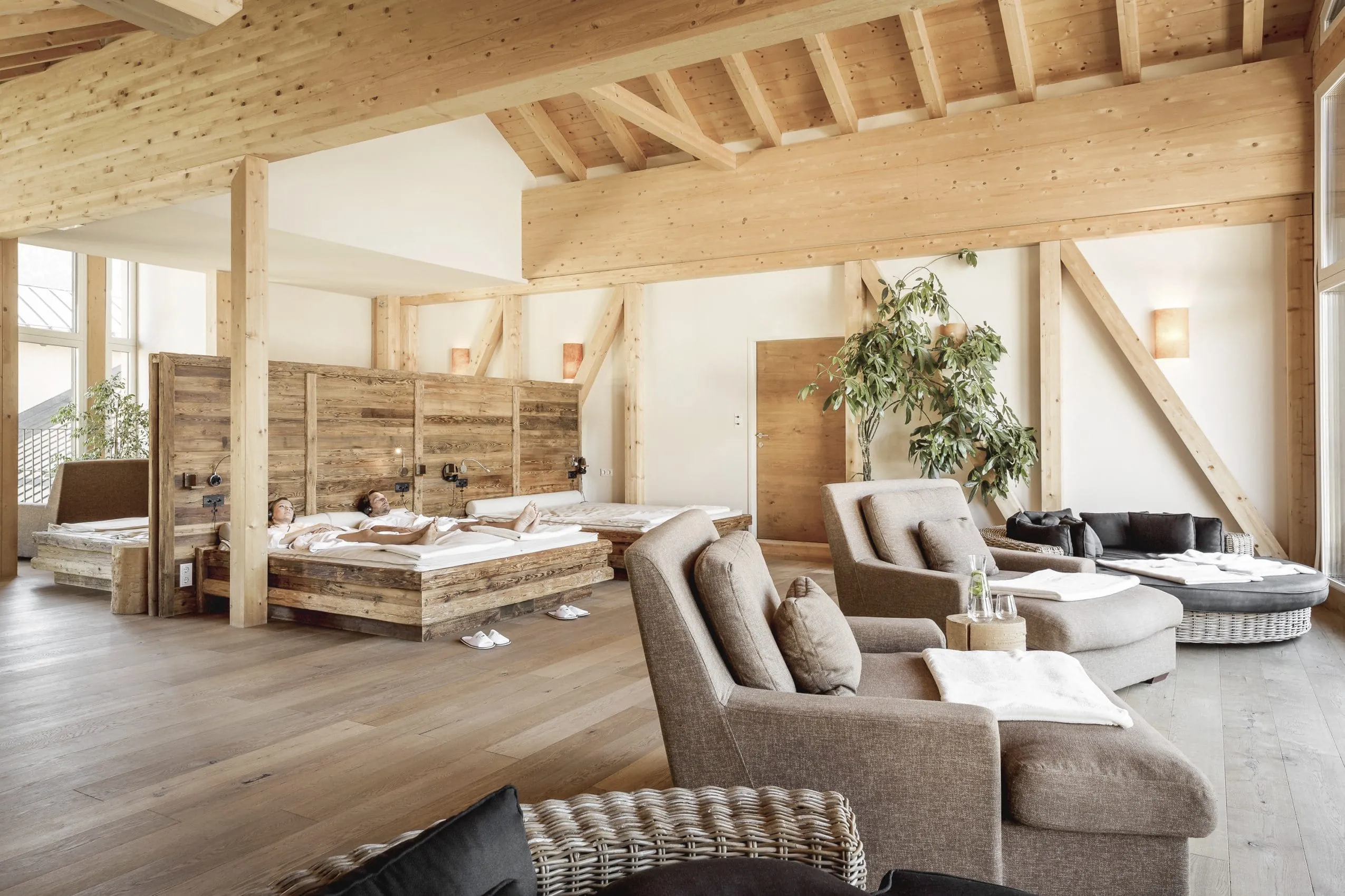 Im Ruhebereich des Spas finden sich zahlreiche Sessel und Daybeds zum Entspannen. Die R&auml;umlichkeiten sind hell und mit viel hellem Holz gehalten.