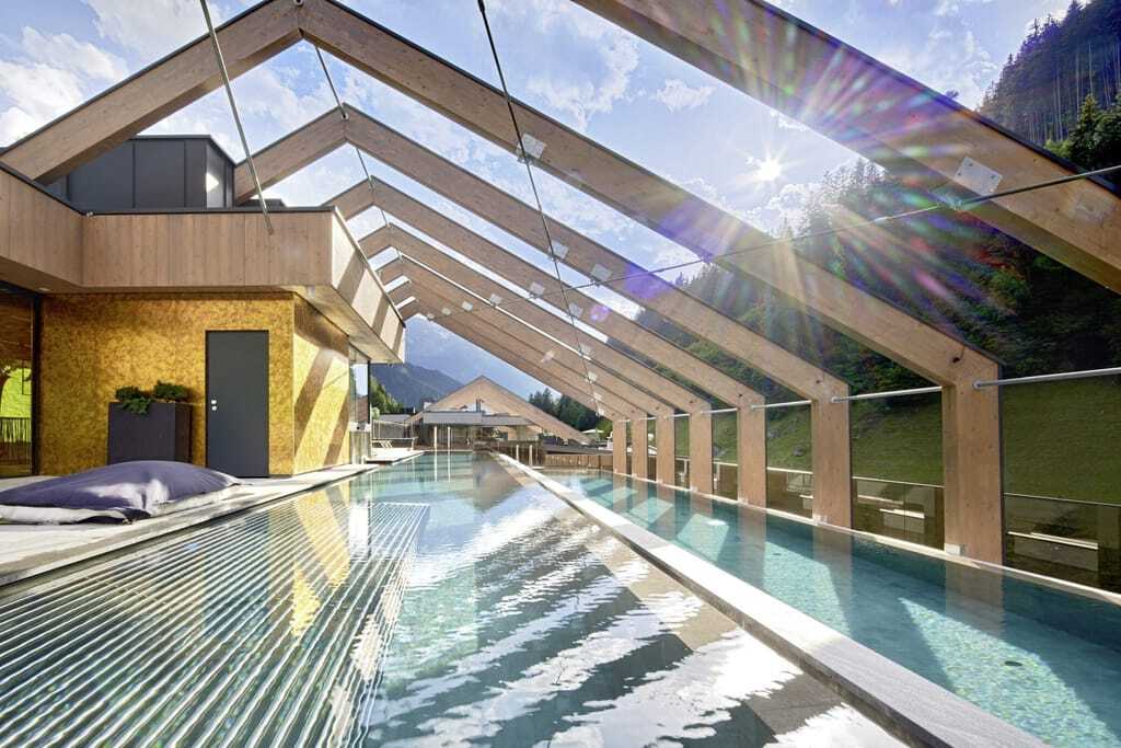Ein fast grenzenloser Blick in die Natur ermöglicht die offene Bauweise des Rooftop-Pools im Wellnesshotel ZillergrundRock.