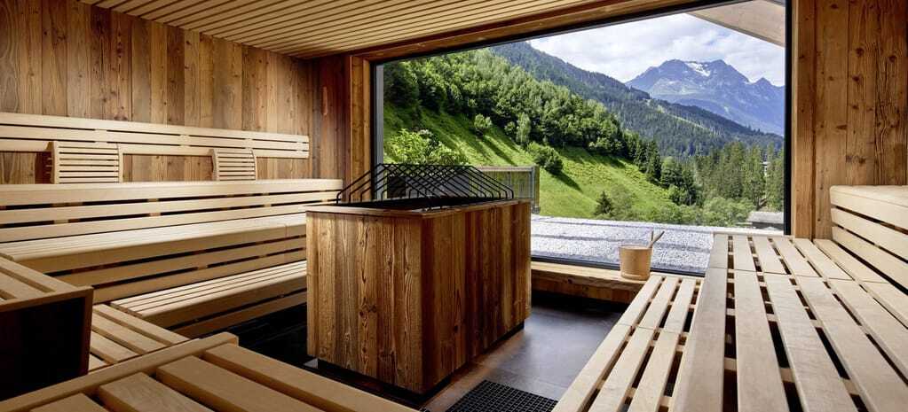 Von der Sauna aus kann man durch das riesen Panoramafenster einen unvergleichlichen Blick in die Natur genießen.
