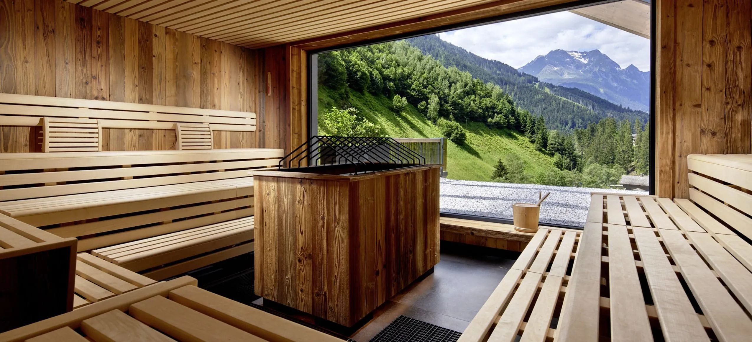 Von der Sauna aus kann man durch das riesen Panoramafenster einen unvergleichlichen Blick in die Natur genie&szlig;en.