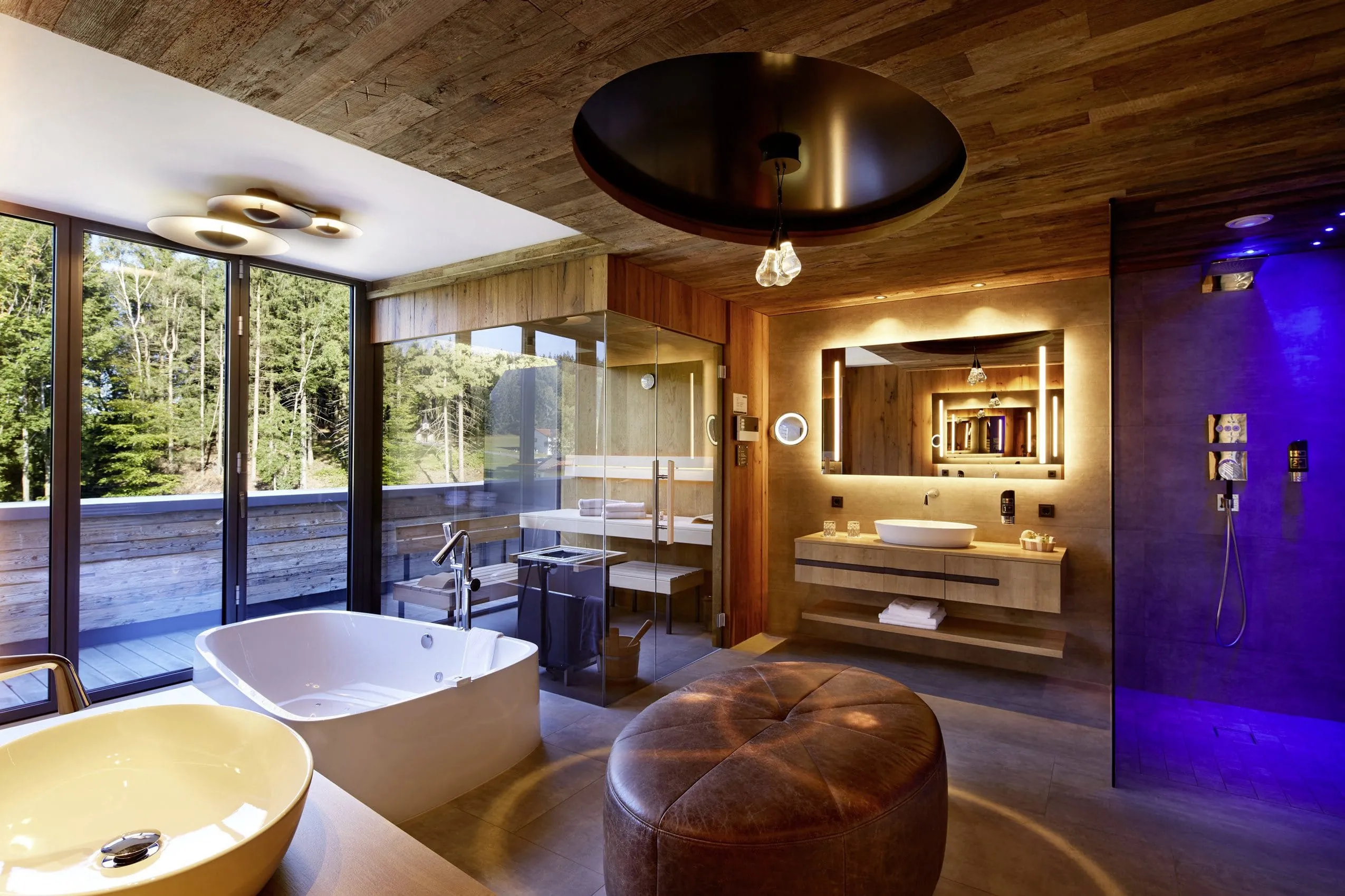 Modernes Bad in der Private Sky Suite des Reischlhof mit Finnischer Sauna, Whirlpool-Badewanne und Infrarotliege