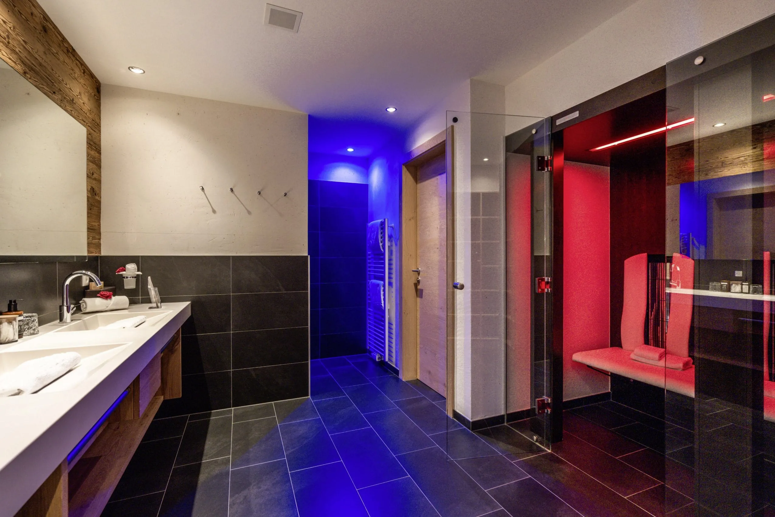 Gro&szlig;r&auml;umiges Badezimmer mit anthrazit-farbenen Flie&szlig;en, gro&szlig;em Doppelwaschbecken und Infrarotkabine.