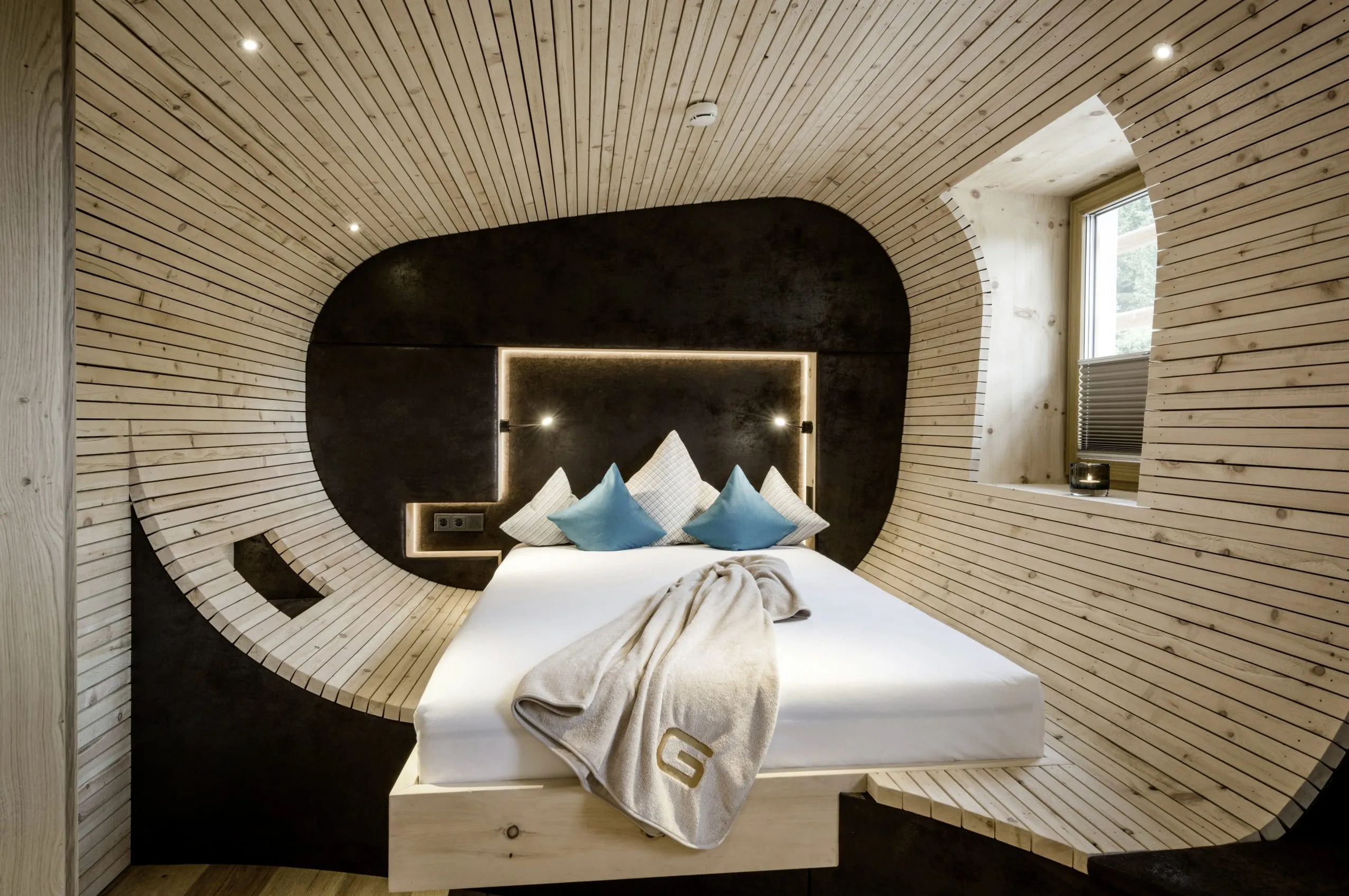 Sauna Thurm mit Zusatz-Kuschelbett in h&ouml;lzerne Ovalnische eingefasst.