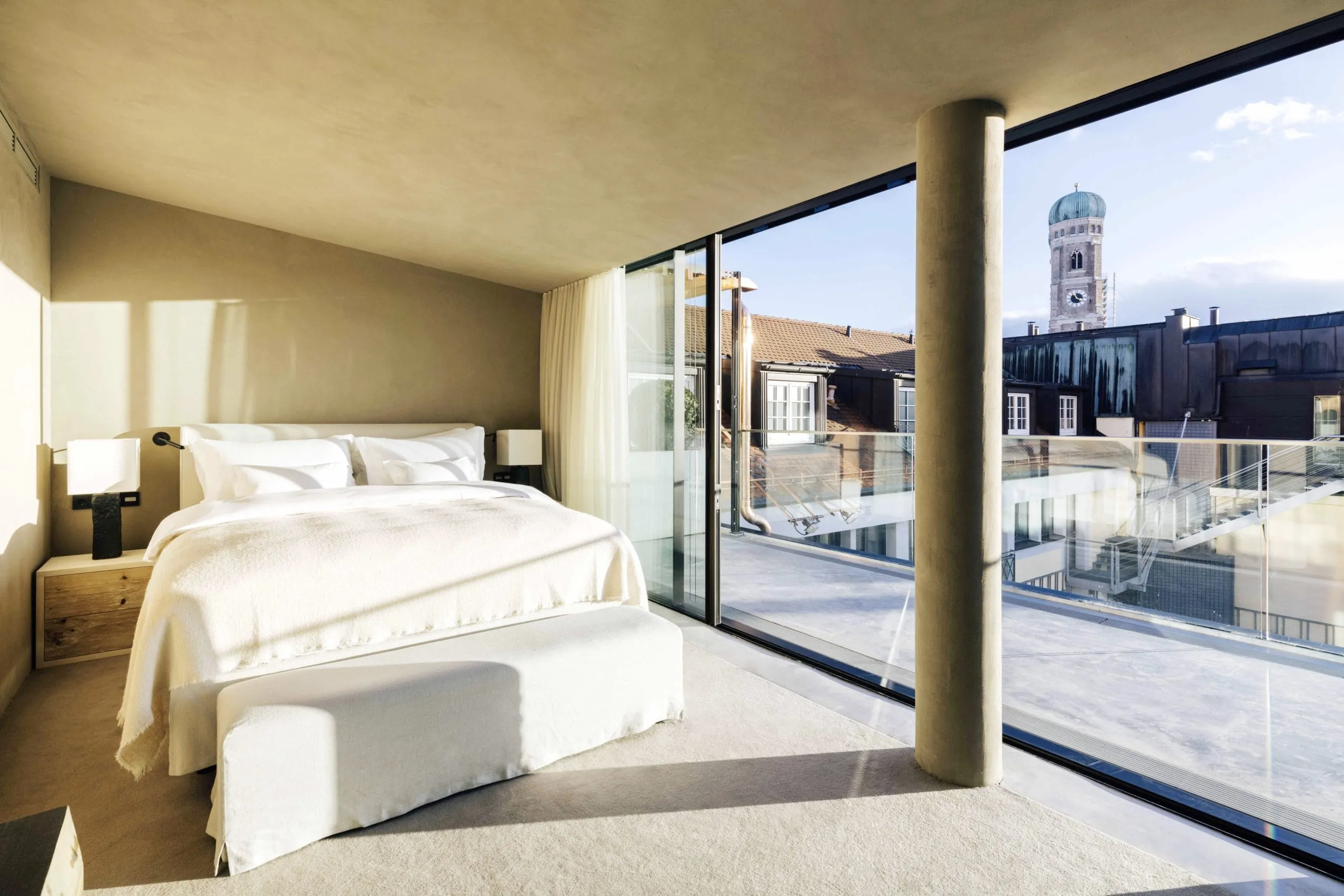 Minimalistisch und schlicht gehaltenes Schlafzimmer mit einer kompletten Panorama-Glaswand. Beigefarbene W&auml;nde und Teppiche.