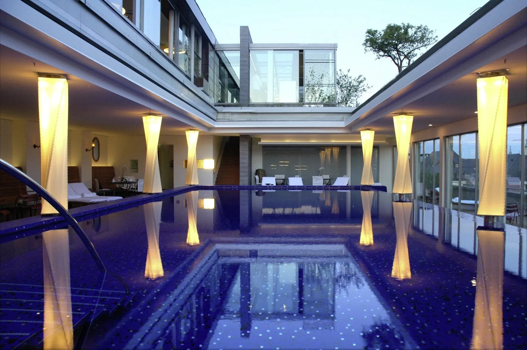 Outdoorpool mit S&auml;ulen.