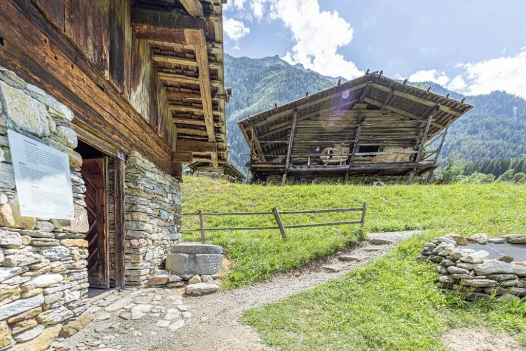 Historische urige Gebäude und Scheunen aus Steinbrocken und Holz, wie sie früher im Passeiertal gebaut wurden.