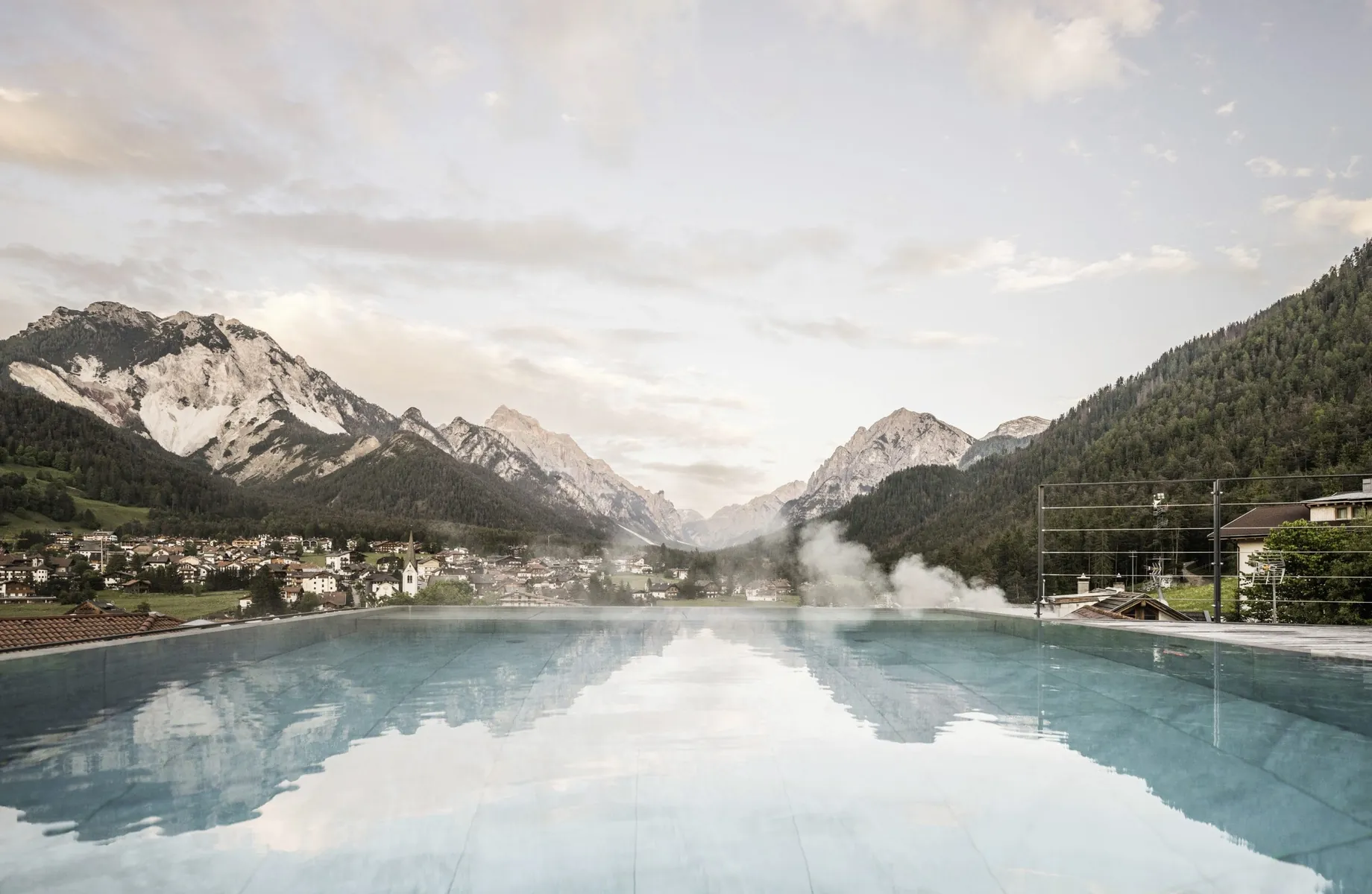 Infinitypool mit Blick auf die Dolomiten im Excelsior Dolomites Life Resort