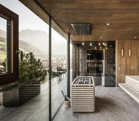 Panoramasauna mit Blick auf St. Vigil im Excelsior Dolomites Life Resort