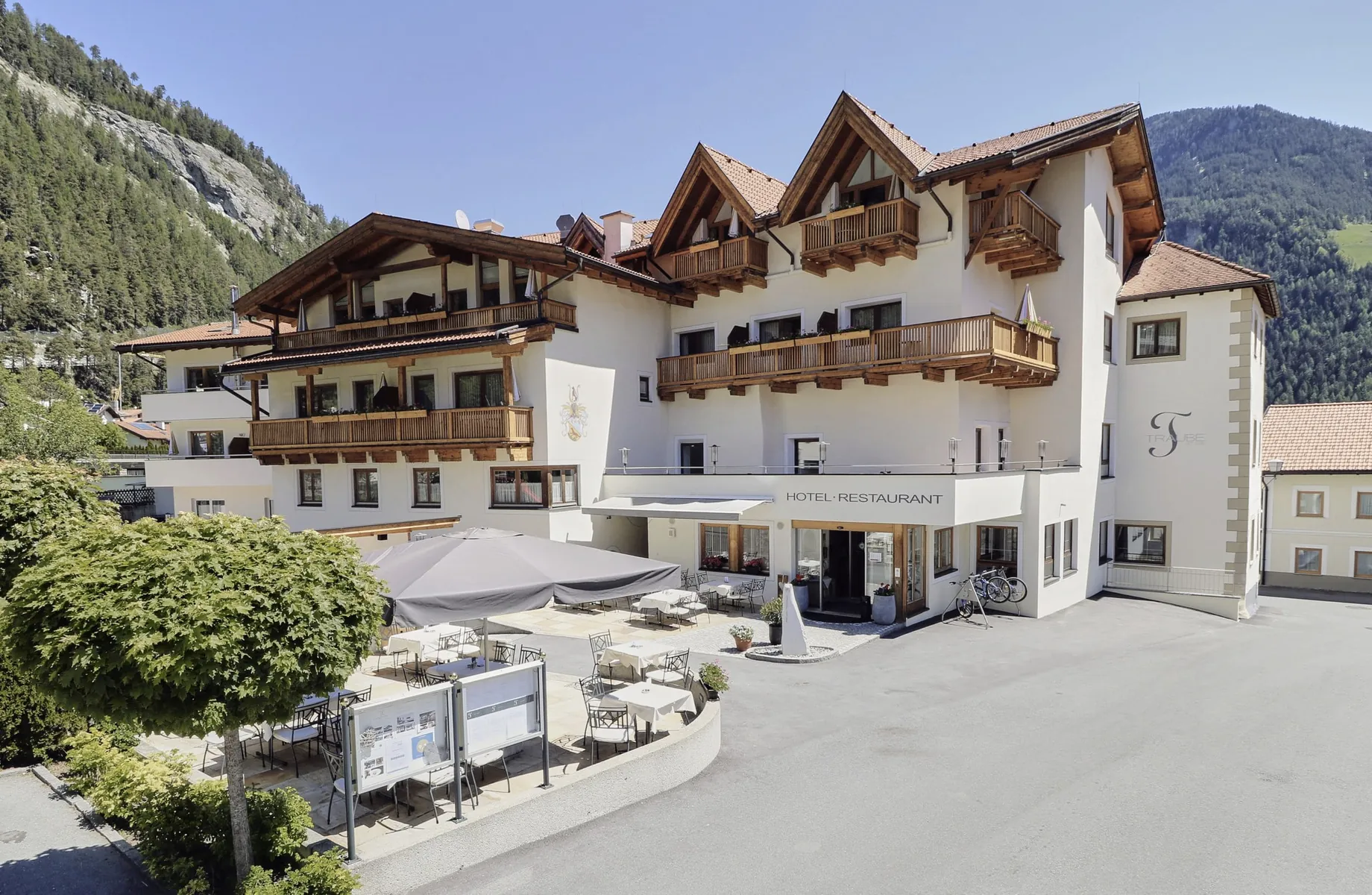 Außenansicht Hotel Traube mit weißer Fassade und Holzbalkonen