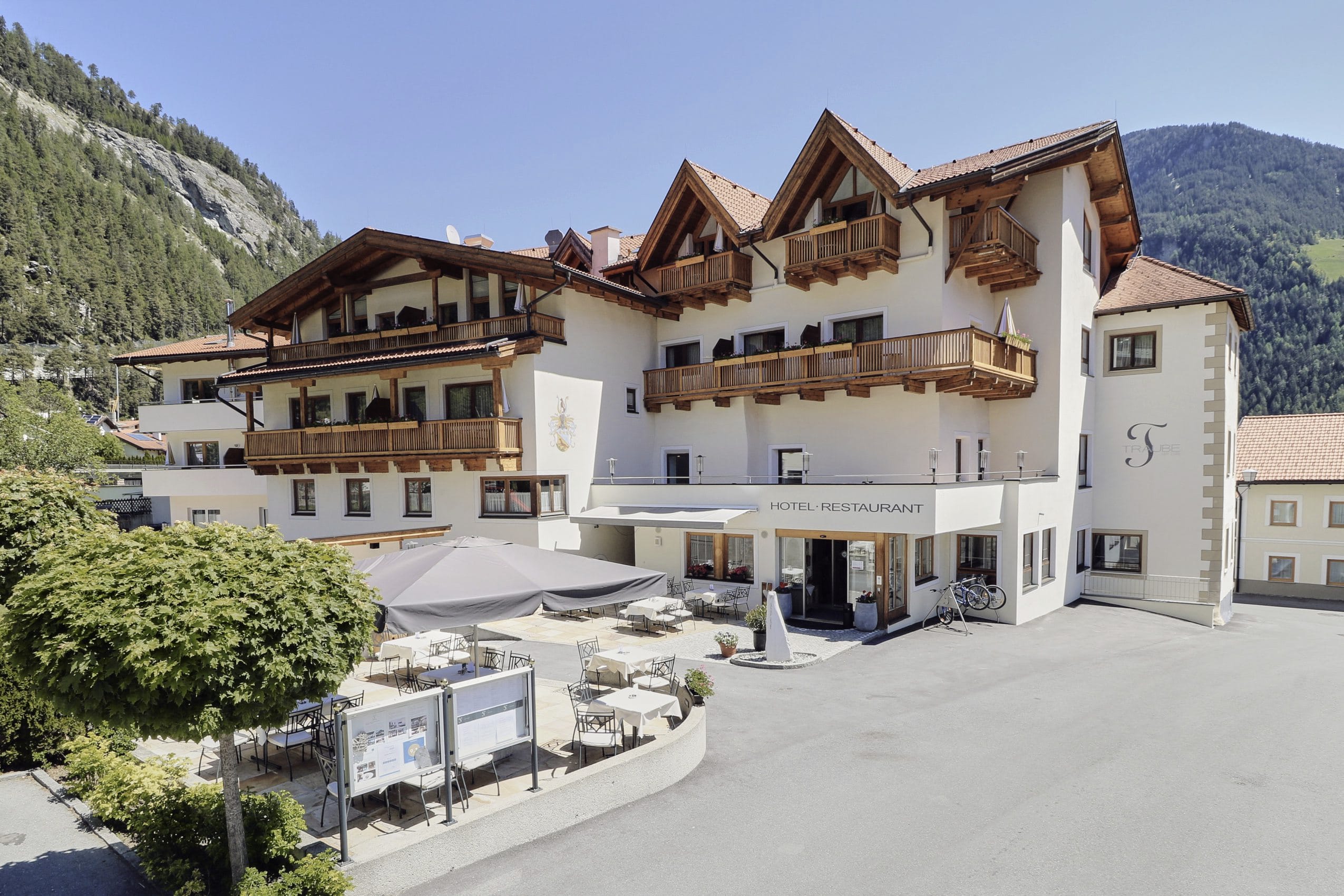Außenansicht Hotel Traube mit weißer Fassade und Holzbalkonen