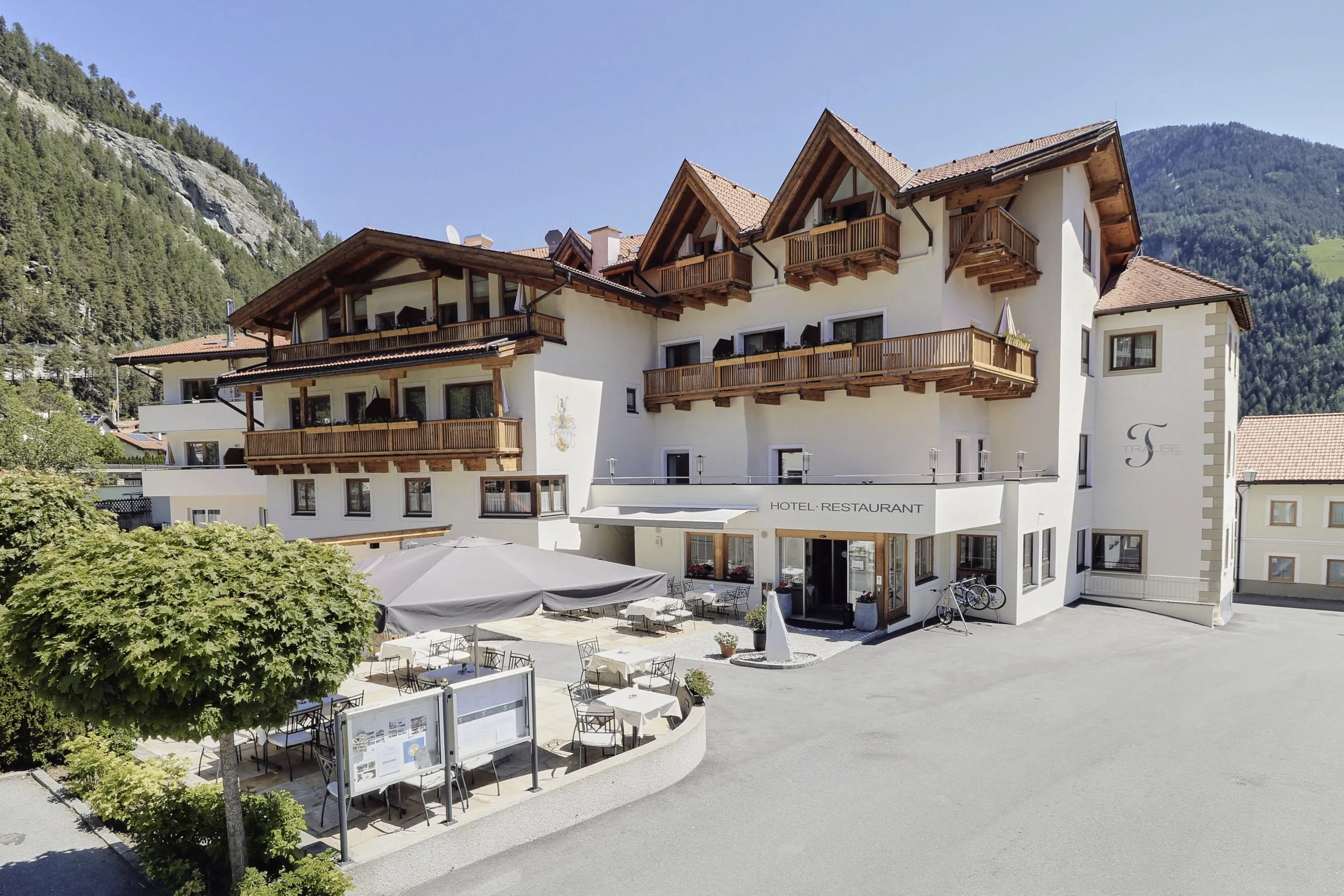Außenansicht Hotel Traube mit weißer Fassade und Holzbalkonen