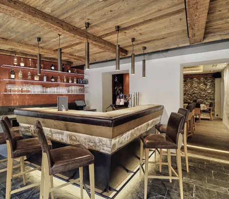 mit Stoff bezogene braune Bar mit Hochstühlen im Hotel Traube