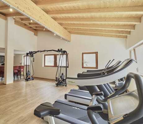 Fitnessraum im Hotel Traube mit Technogym-Geräten und Bar