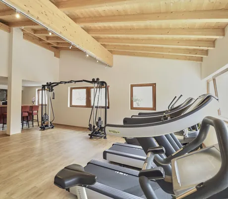 Fitnessraum im Hotel Traube mit Technogym-Geräten und Bar