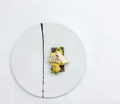 Dessert auf weißem Teller im Hotel Traube