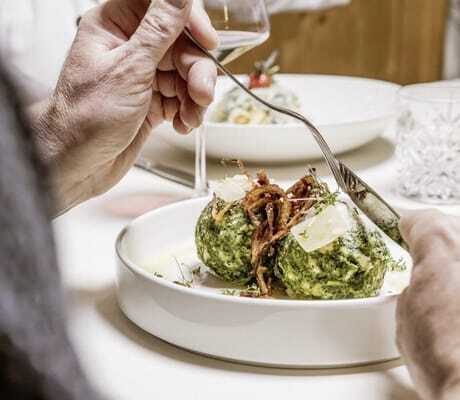 Knödelgericht mit Röstzwiebeln im Hotel Traube
