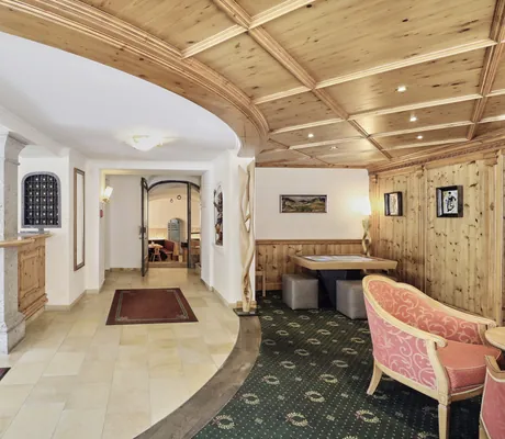 Lobby im Hotel Traube roten alten Sesseln und Kassettendecke