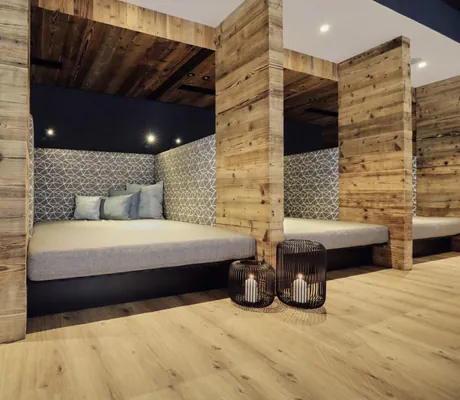 Ruhekojen im Hotel Traube mit Holztrennwänden und gemuuterten Polstern