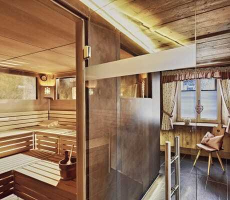 Sauna im Hotel Traube mit Bauernstuhl und Bauernfenster mit Gardinen