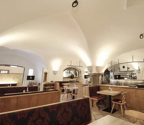 Restaurant im Hotel Traube mit offener Küche und Holzbänken