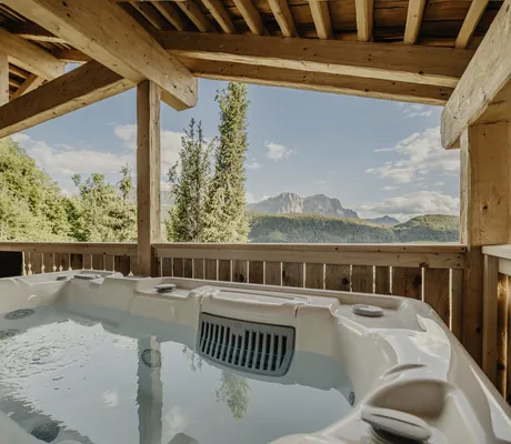 Whirlpool auf dem großen Balkon des Baumchalet mit Blick auf die Dolomiten