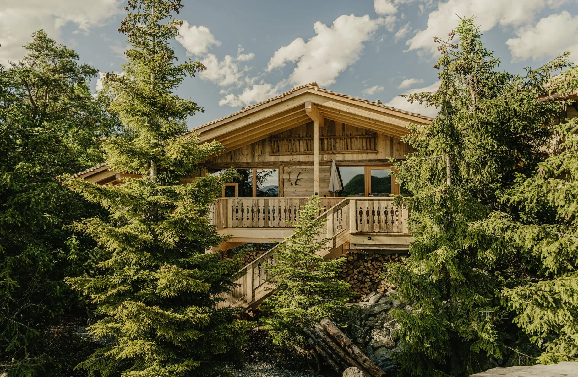 Blick auf das Baumchalet des Chalet Resort ZU KIRCHWIES umgeben von Bäumen